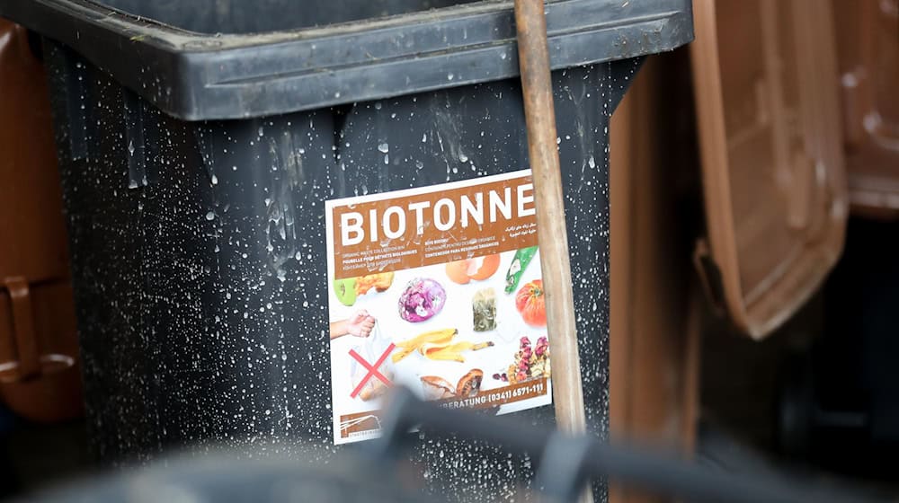 Thousands of incorrectly filled organic waste garbage cans are left behind in Saxony every year. (Archive image) / Photo: Jan Woitas/dpa-Zentralbild/dpa