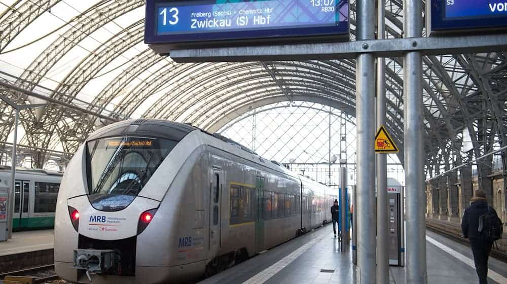 Połne ćahi: Na Saksko-Frankskej magistrali mjez Kamjenicy a Vogtlandskej je dźeń a wjace ludźi po puću (archiwny wobraz) / Foto: picture alliance / Sebastian Kahnert/dpa-centralny wobraz/dpa
