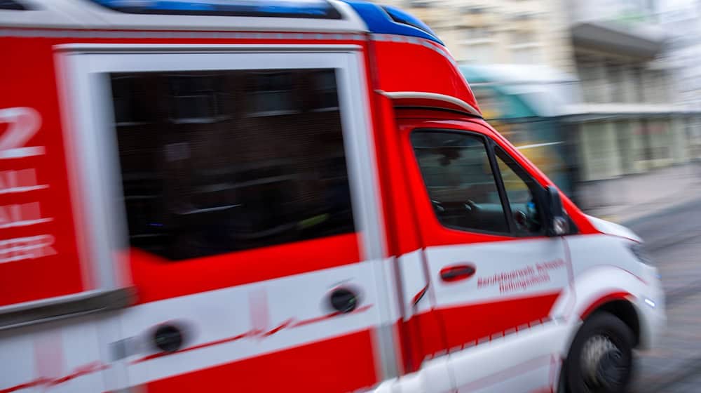 Rettungskräfte brachten die Verletzten beider Unfälle in eine Klinik. (Symbolbild) / Foto: Jens Büttner/dpa