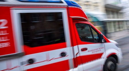 Rettungskräfte brachten die Verletzten beider Unfälle in eine Klinik. (Symbolbild) / Foto: Jens Büttner/dpa