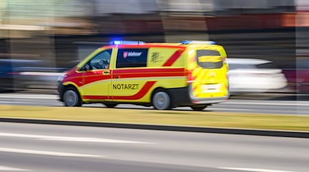 Ein Notarztfahrzeug auf dem Weg zum Unfallort. (Symbolbild) / Foto: Robert Michael/dpa