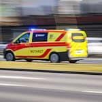 Ein Notarztfahrzeug auf dem Weg zum Unfallort. (Symbolbild) / Foto: Robert Michael/dpa