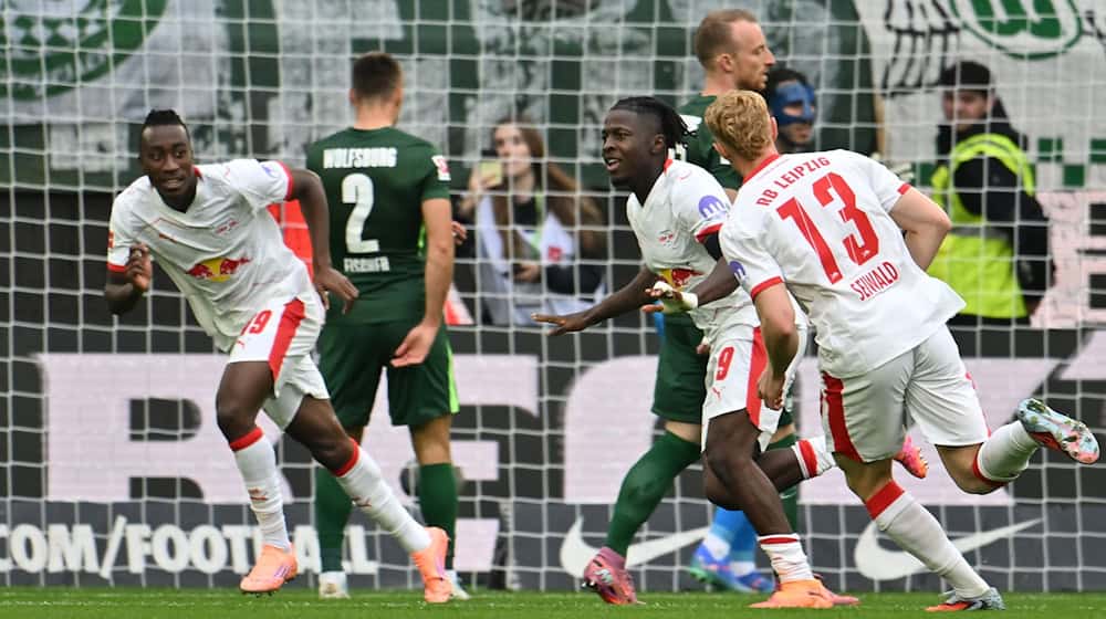 Das 600. Tor der Leipziger Bundesliga-Geschichte: Johan Bakayoko (r) jubelt über das 1:0 in Wolfsburg. / Foto: Swen Pförtner/dpa