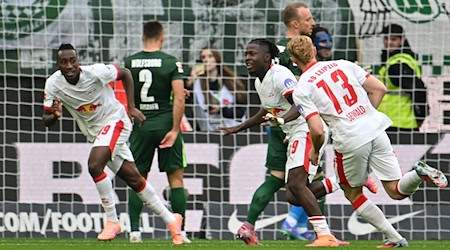 Das 600. Tor der Leipziger Bundesliga-Geschichte: Johan Bakayoko (r) jubelt über das 1:0 in Wolfsburg. / Foto: Swen Pförtner/dpa
