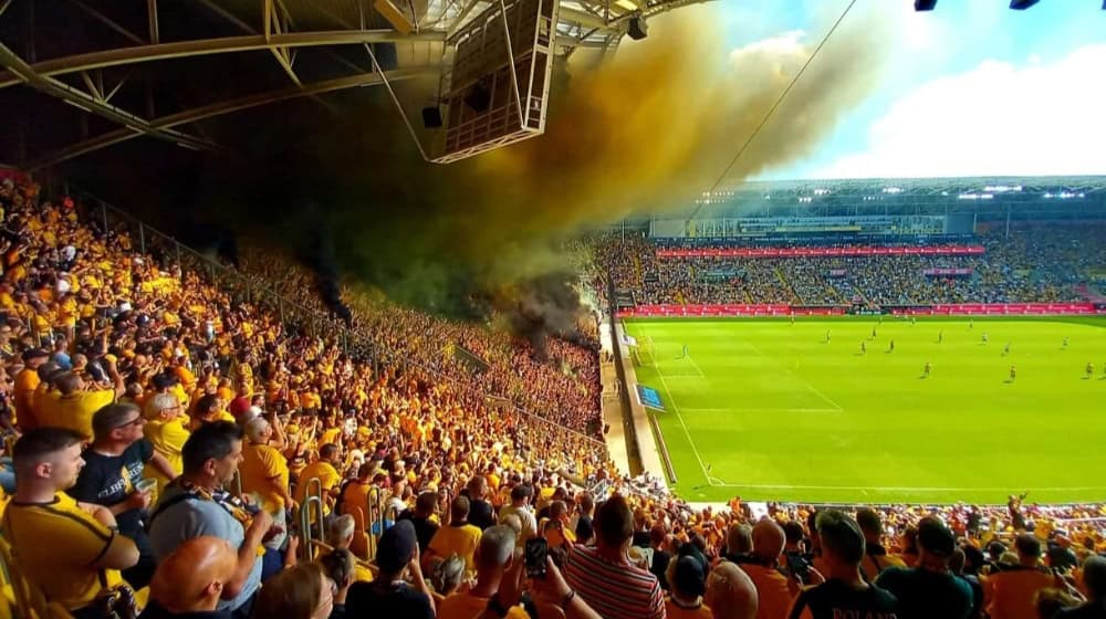 Die Dynamo Fans mit einer Rauchshow gegen den FC Schalke 04 (Bild: Privataufnahme)