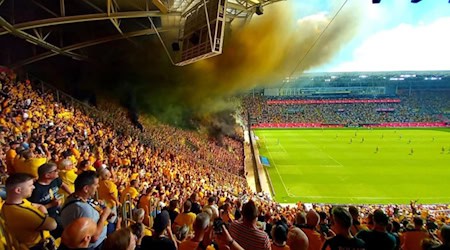 Die Dynamo Fans mit einer Rauchshow gegen den FC Schalke 04 (Bild: Privataufnahme)