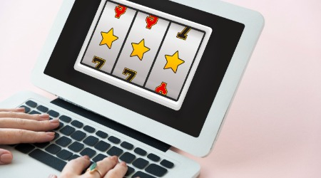 Eine vielfältige Spielauswahl gehört zu den Kriterien vertrauenswürdiger Online-Casinos. / Bild: rawpixel.com auf freepik.com
