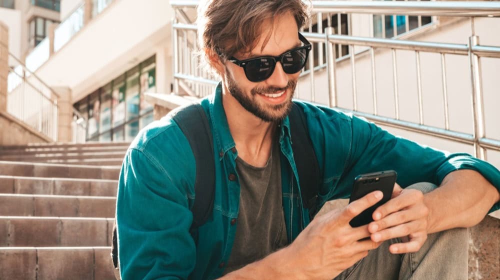 Unterwegs online bleiben – flexibel mit eSIM. / Foto: halayalex auf freepik.com