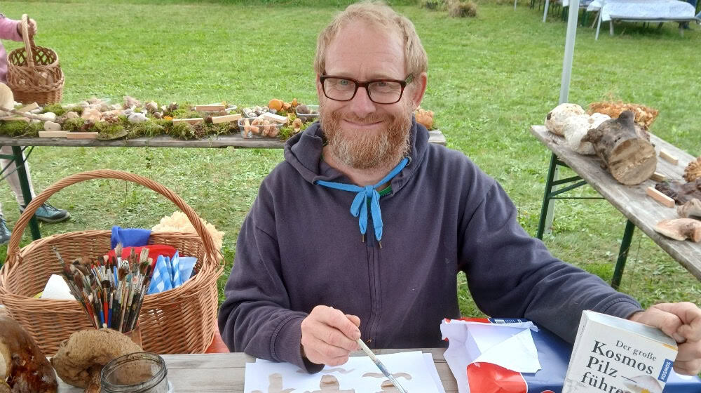 Tierparkchef Sven Näther mit Pilzbuch. Foto: privat
