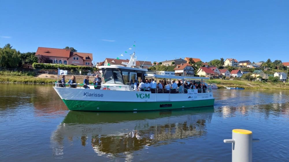 Die neue Elbfähre am Donnerstag bei der ersten offiziellen Fahrt. Foto: VGM
