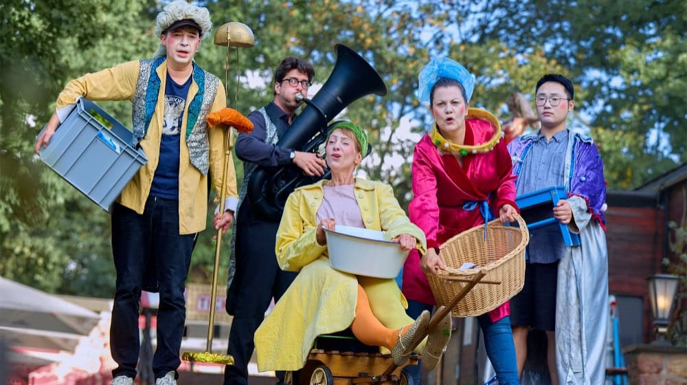 Das Ensemble der Serkowitzer Volksoper - hier im Bild sind Cornelius Uhle, Leonhard Endruweit, Julia Böhme, Maria Perlt-Gärtner und Kota Katsuyama (von links) zu sehen. Foto: Tobias Koch