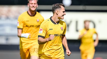 Torschütze Jakob Lemmer (vorne, Dynamo Dresden) jubelt mit Christoph Daferner (Dynamo Dresden) über das Tor zum 1:2. / Foto: Uwe Anspach/dpa