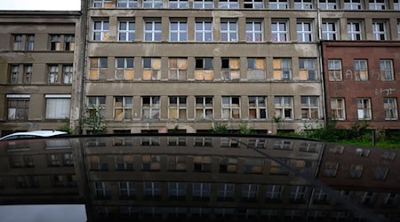 Ein ehemaliges Krankenhaus in Chemnitz ist Schauplatz des Street-Art-Festivals Ibug. Doch einige der Arbeiten stehen unter Antisemitismus-Verdacht. (Archivbild) / Foto: Hendrik Schmidt/dpa