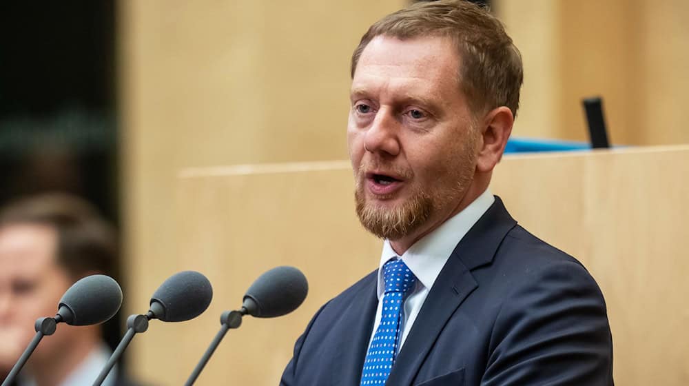 Michael Kretschmer calls for a discussion on adjustments to climate targets. (Archive image) / Photo: Michael Kappeler/dpa