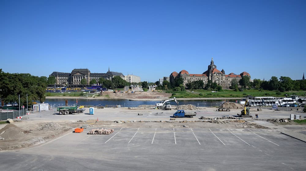 Following the demolition of the Carola Bridge, remaining work is still underway on both sides of the Elbe. (Archive photo) / Photo: Robert Michael/dpa