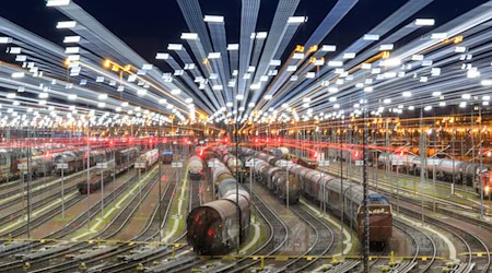 Die Deutsche Bahn lädt zum Tag der Schiene - mit Festen, Fahrten und Führungen. (Archivbild) / Foto: Hendrik Schmidt/dpa