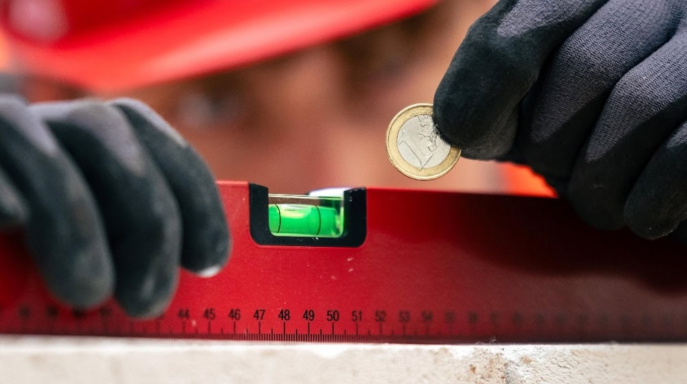 Azubis müssen auf jeden Euro achten. Foto: IG BAU | Nils Hillebrand