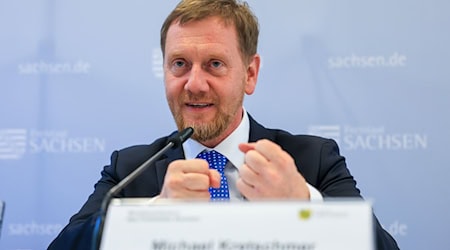 Wegen einer auf Facebook geposteten Drohung gegen Ministerpräsident Kretschmer muss sich ein 59-Jähriger im September vor Gericht verantworten. (Archivbild) / Foto: Jan Woitas/dpa