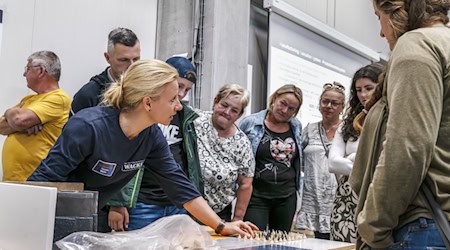 Die neue STP-E-Anlage war eine von zehn möglichen Stationen, die Besucher im Rahmen einer Anlagenbesichtigungstour näher betrachten konnten. Foto: Wacker