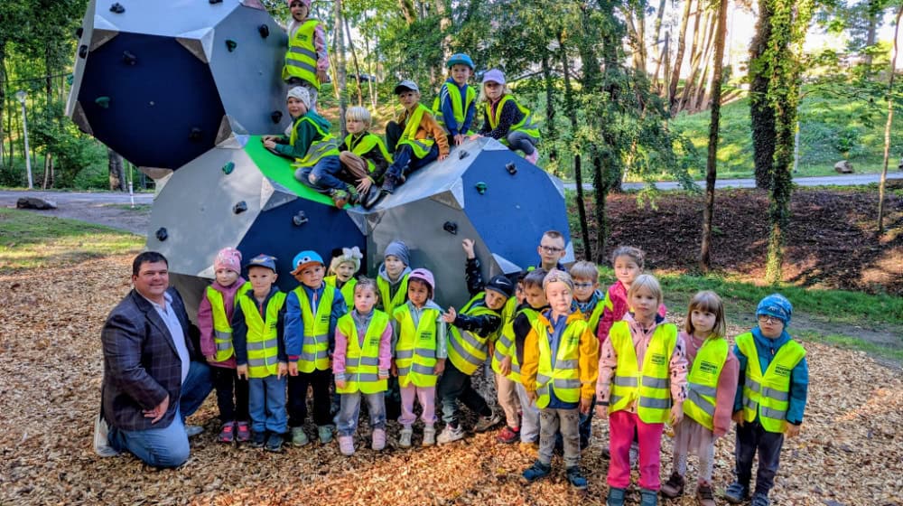 Die Vorschulkinder vom Radeberger Kinderland haben gemeinsam mit dem Oberbürgermeister viel Freude beim Erobern der Boulderwürfel. Foto: Stadtverwaltung Radeberg