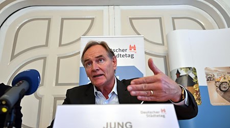 Das Finanzdefizit der Städte liegt laut Städtetagspräsident Burkhard Jung (SPD) auf Rekordniveau. Er fordert die schnelle Ausschüttung der Infrastruktur-Milliarden des Bundes an die Kommunen. / Foto: Martin Schutt/dpa