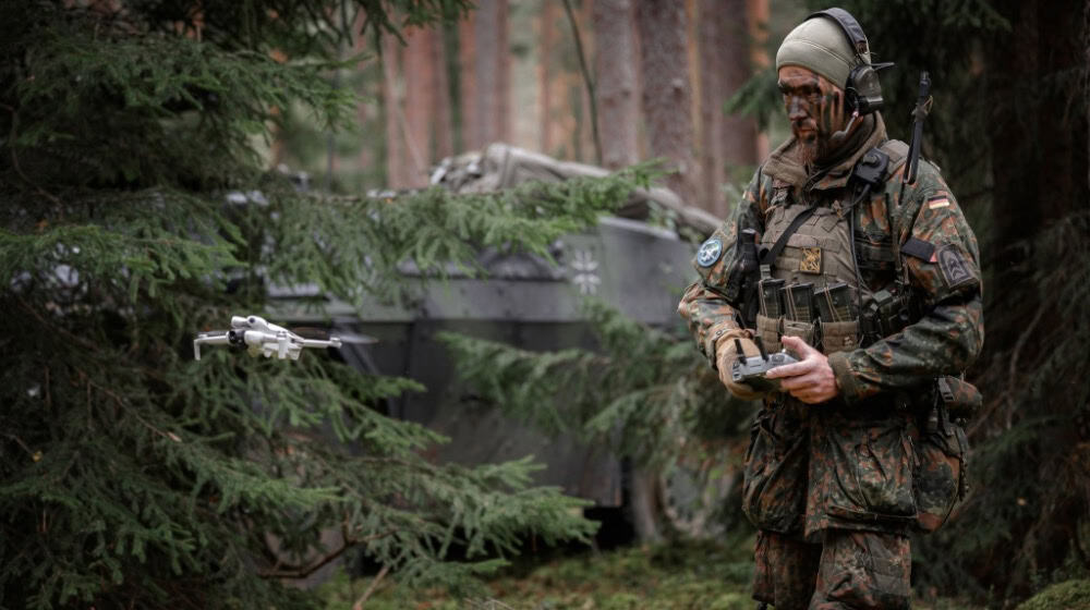 Mit kleiner Aufklärungsdrohne und Gefechtsfahrzeug. Foto: Bundeswehr