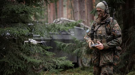 Mit kleiner Aufklärungsdrohne und Gefechtsfahrzeug. Foto: Bundeswehr
