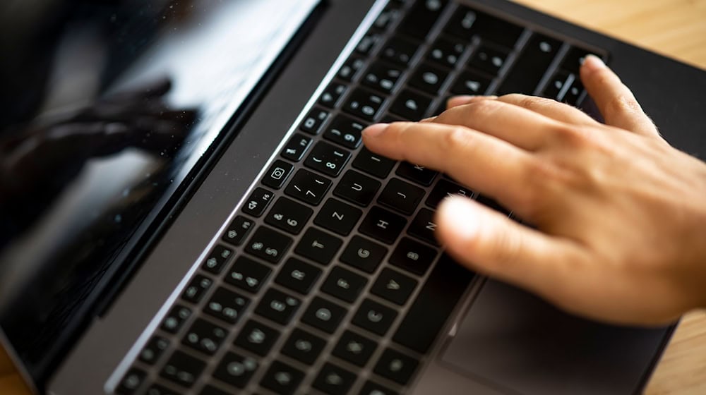 Digital residence registration soon available throughout Saxony. (Symbolic image) / Photo: Fabian Sommer/dpa