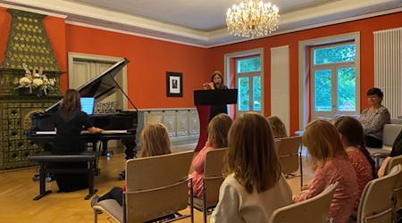 DoReMi-Konzert in der Villa Teresa – Die kleine Prinzessin Piccolo mit Angelika Heyder-Tippelt und Ryoko Taguchi.  Foto: Stadtverwaltung Coswig