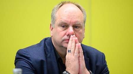 Dirk Hilbert (FDP), wyši měšćanosta města Drježdźany. Po financnej mjezy rozprawje wočakuja za 2025 njekrytu wopačnu sumu nimale 65 milionow eurow. (Archivbild) / Foto: Robert Michael/dpa