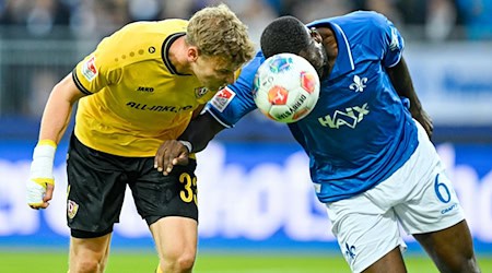 In a header duel: Christoph Daferner from Dynamo Dresden (l) and Darmstadt's Patric Pfeiffer / Photo: Uwe Anspach/dpa