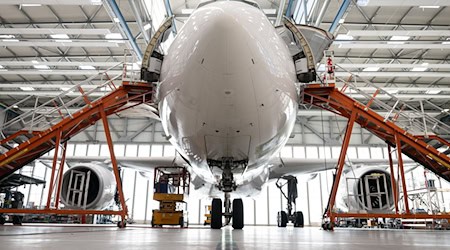 Die Elbe Flugzeugwerke müssen wegen fehlender Aufträge vorübergehend 300 Mitarbeiter verleihen (Archivbild) / Foto: Sebastian Kahnert/dpa