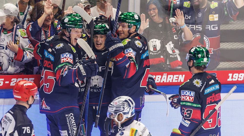 Ty Ronning (2º por la izquierda) celebra el primer gol de la nueva temporada del DEL con sus compañeros del Eisbären Berlin / Foto: Andreas Gora/dpa