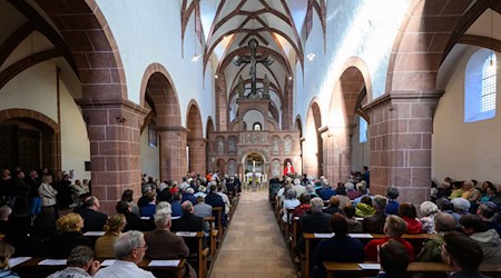 Zur Zukunft des geistlichen Lebens rund um die Basilika in Wechselburg gibt es viele Fragezeichen. Denn die Benediktiner, die das Kloster bisher betreiben, ziehen sich zurück. (Archivbild) / Foto: Hendrik Schmidt/dpa