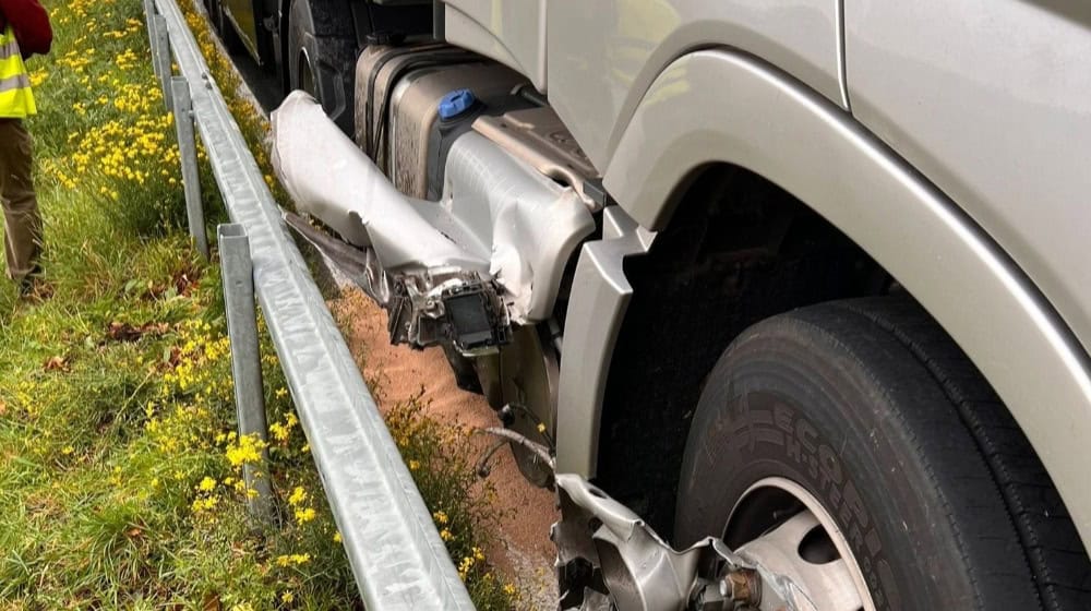 Ein LKW prallte auf der S177 gegen die Leitplanke und verursachte eine Ölspur. Foto: Facebook Feuerwehr Moritzburg