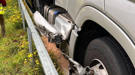 Ein LKW prallte auf der S177 gegen die Leitplanke und verursachte eine Ölspur. Foto: Facebook Feuerwehr Moritzburg