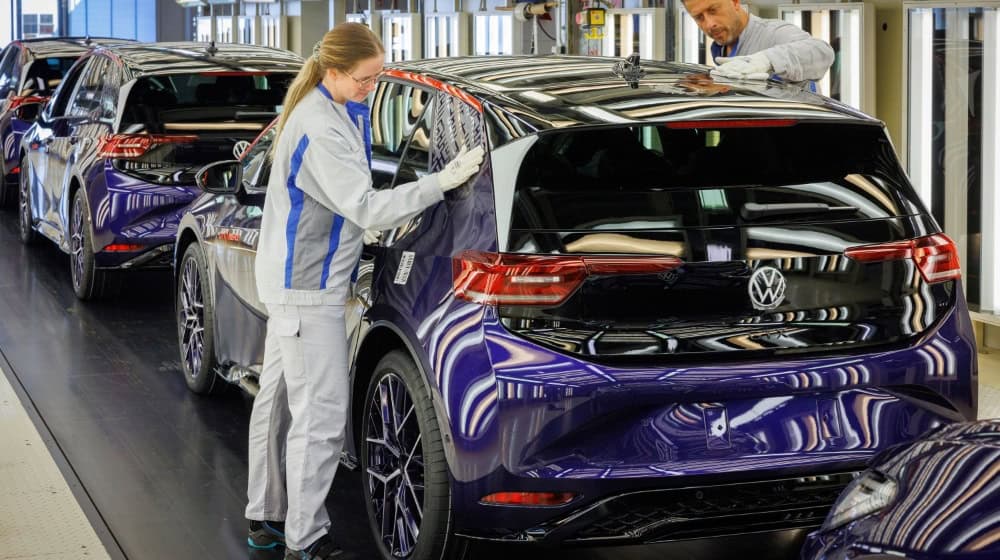 Finaler Check des ID.3 GTX FIRE+ICE im Lichttunnel im Fahrzeugwerk Zwickau_verkleinert (Bild: PR)