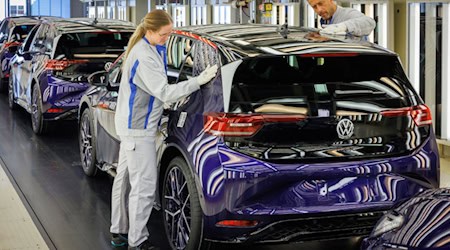 Finaler Check des ID.3 GTX FIRE+ICE im Lichttunnel im Fahrzeugwerk Zwickau_verkleinert (Bild: PR)