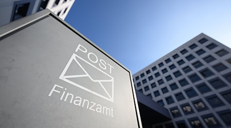 In den Finanzämtern gingen bis Mitte August in diesem Jahr rund eine Million Steuererklärungen von Arbeitnehmern und Rentnern ein. (Archivbild) / Foto: Robert Michael/dpa