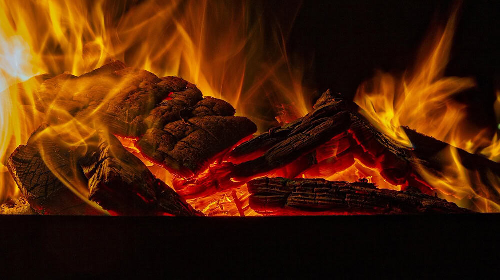 Symbolbild Mülltonne in Flammen / pixabay eluxirphoto