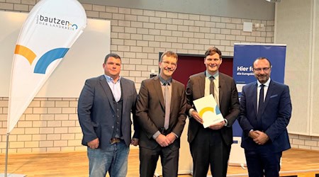 Radebergs Oberbürgermeister Frank Höhme, der Erste Beigeordnete des Landrates Jörg Szewczyk, Kultusminister Conrad Clemens und BSZ-Schulleiter Thoralf Stöckl freuen sich über die Übergabe der Fördermittel (v.l.n.r.). Foto: PR LRA Bautzen