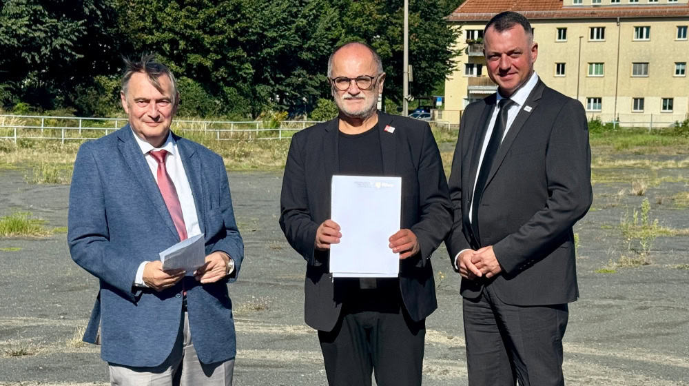 Übergabe des Zuwendungsbescheids mit dem stellvertretenden Referatsleiter im SMIL Stephan Langer, dem Oberbürgermeister der Stadt Kamenz Roland Dantz und dem Landrat des Landkreises Bautzen Udo Witschas (v.l.n.r.). Foto: PR LRA Bautzen