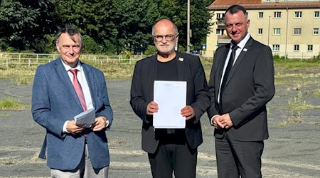 Übergabe des Zuwendungsbescheids mit dem stellvertretenden Referatsleiter im SMIL Stephan Langer, dem Oberbürgermeister der Stadt Kamenz Roland Dantz und dem Landrat des Landkreises Bautzen Udo Witschas (v.l.n.r.). Foto: PR LRA Bautzen
