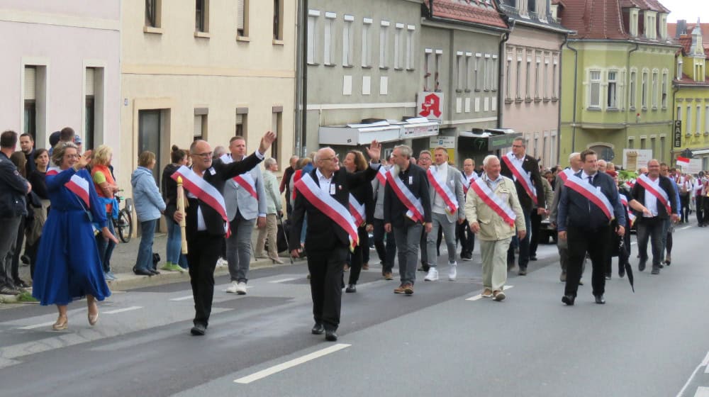 Angeführt wird der Festzug von OB Roland Dantz und den Stadträten. Foto: Matthias Stark Angeführt wird der Festzug von OB Roland Dantz und den Stadträten. Foto: Matthias Stark