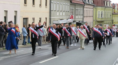 Angeführt wird der Festzug von OB Roland Dantz und den Stadträten. Foto: Matthias Stark