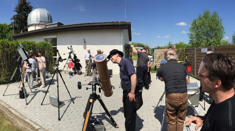 Beim Tag der Offenen Tür an der Radeberger Volkssternwarte erfahren interessierte Besucher Wissenswertes aus der Welt der Astronomie. Foto: PR