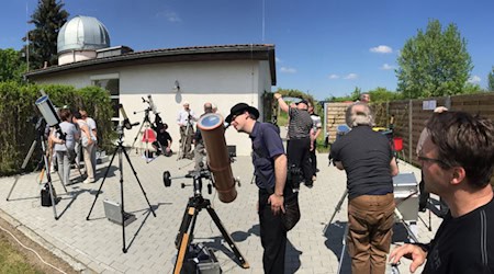 Beim Tag der Offenen Tür an der Radeberger Volkssternwarte erfahren interessierte Besucher Wissenswertes aus der Welt der Astronomie. Foto: PR Beim Tag der Offenen Tür an der Radeberger Volkssternwarte erfahren interessierte Besucher Wissenswertes aus der Welt der Astronomie. Foto: PR