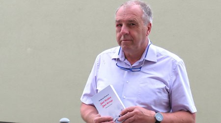 Der Dresdner Autor Wolfgang Wiedland hat einen bewegenden Roman über zwei Kamenzer Brüder geschrieben. Foto: Matthias Stark