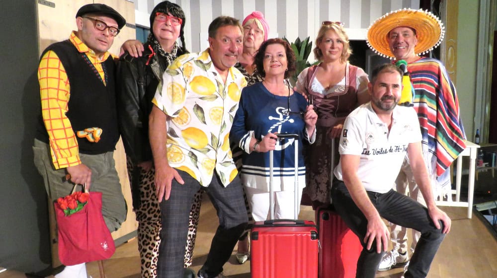 Die Schauspieler Thomas Rauch, Hans-Jörg Hombsch, Thomas Böttcher, Peter Splitt, Kati Grasse, Norma Fehre, Regisseur Alexander Siebecke und Jens Albrecht (v.l.n.r.) wachsen als Team über sich hinaus, wenn es in 80 Tagen ums Haus gehen soll. Foto: Matthias Stark