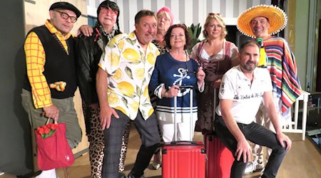 Die Schauspieler Thomas Rauch, Hans-Jörg Hombsch, Thomas Böttcher, Peter Splitt, Kati Grasse, Norma Fehre, Regisseur Alexander Siebecke und Jens Albrecht (v.l.n.r.) wachsen als Team über sich hinaus, wenn es in 80 Tagen ums Haus gehen soll. Foto: Matthias Stark